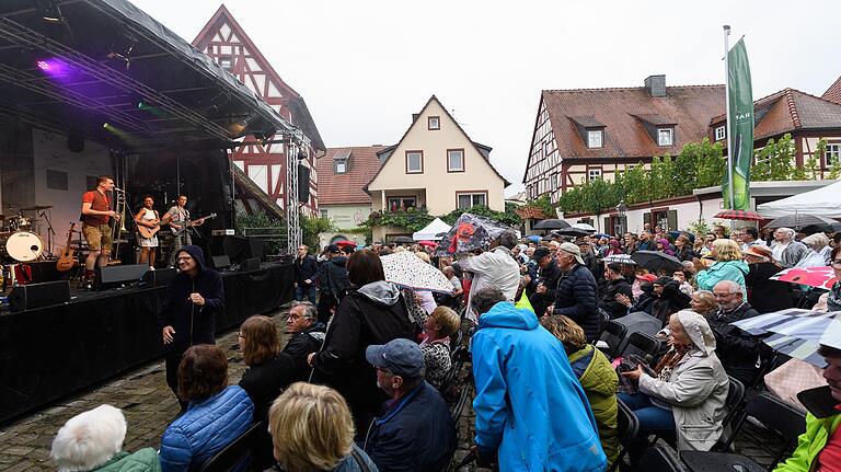 So nah liegen bayerischer und kubanischer Groove beeinander: Die CubaBoarischen 2.0 auf dem Marktplatz. So nah liegen bayerischer und kubanischer Groove beeinander: Die CubaBoarischen 2.0 auf dem Marktplatz.