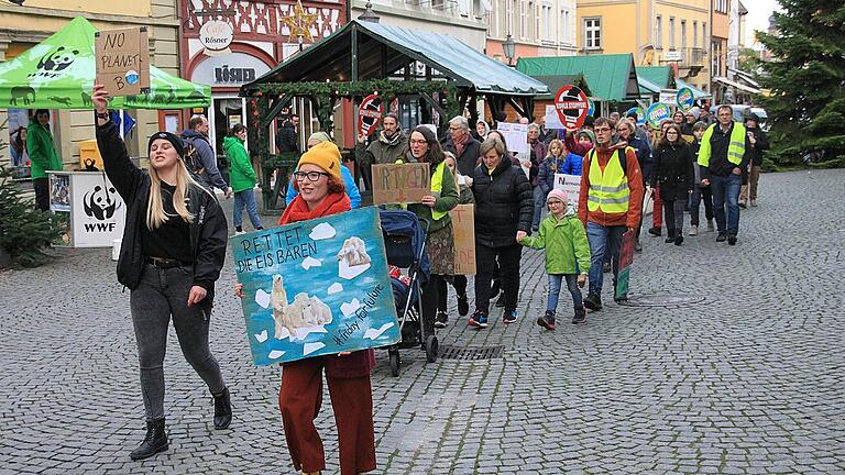 Fridays For Future erreicht Kitzingen - Rund 50 Teilnehmer hatten sich zur Fridays-For-Future-Demonstration am Kitzinger Marktplatz eingefunden. Angeführt von Melanie Stöckeln und Cora Völker machten sich Jugendliche, Eltern mit Kinderwagen und ältere Teilnehmer auf den Weg durch die Innenstadt, über die Alte Mainbrücke nach Etwashausen und wieder zurück. Am Marktplatz fand die Abschlusskundgebung statt. Unter den Teilnehmern waren auch der OB-Kandidat der SPD, Manfred Paul, und ÖDP-Kreis- und Stadtrat Jens Pauluhn. Cora Völker von der neu gegründeten Kitzinger Ortsgruppe zeigte sich mit der Resonanz sehr zufrieden. Weitere Demonstrationen sind vorgesehen. Fridays For Future erreicht Kitzingen - Rund 50 Teilnehmer hatten sich zur Fridays-For-Future-Demonstration am Kitzinger Marktplatz eingefunden. Angeführt von Melanie Stöckeln und Cora Völker machten sich Jugendliche, Eltern mit Kinderwagen und ältere Teilnehmer auf den Weg durch die Innenstadt, über die Alte Mainbrücke nach Etwashausen und wieder zurück. Am Marktplatz fand die Abschlusskundgebung statt. Unter den Teilnehmern waren auch der OB-Kandidat der SPD, Manfred Paul, und ÖDP-Kreis- und Stadtrat Jens Pauluhn. Cora Völker von der neu gegründeten Kitzinger Ortsgruppe zeigte sich mit der Resonanz sehr zufrieden. Weitere Demonstrationen sind vorgesehen.