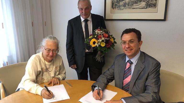 Elli Hübner, Stadtkämmerer Robert Scheller (rechts) und Sachgebietsleiter Volker Schmitz (Mitte) bei der Beurkundung. Elli Hübner, Stadtkämmerer Robert Scheller (rechts) und Sachgebietsleiter Volker Schmitz (Mitte) bei der Beurkundung.
