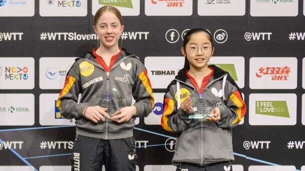 Koharu Itagaki vom TSV Bad Königshofen (rechts) und Josephina Neumann (links) gewannen für Deutschland die Doppel-Konkurrenz der U 15-Mädchen in Slowenien.