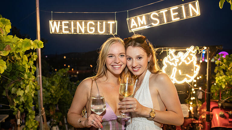 Zahlreiche Menschen besuchen am Samstag 15.07.23 das 'Wein am Stein' Weinfest beim Weingut Knoll in Würzburg.