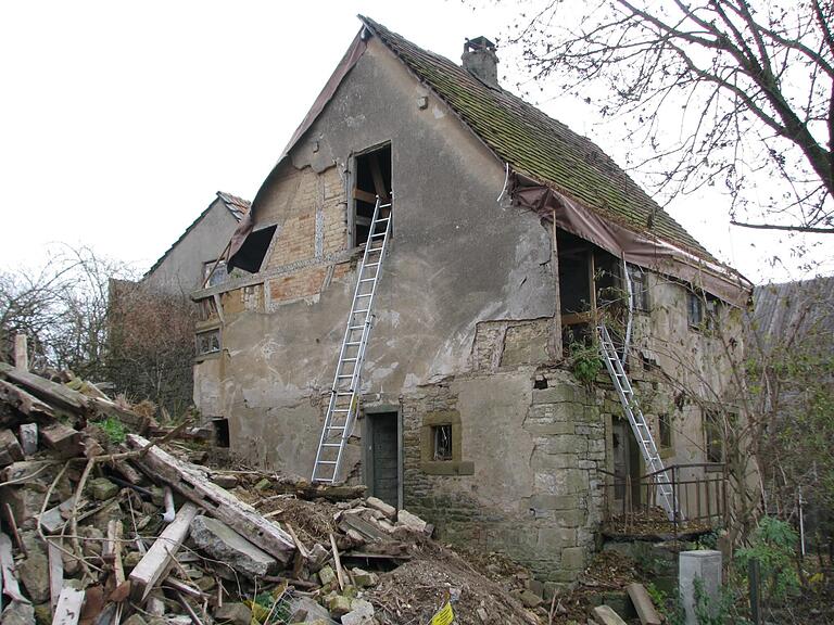Der Abbruch des baufälligen Hauses war schon vom Gemeinderat genehmigt, dann schritt der Denkmalschutz ein, um die Allersheimer Synagoge zu erhalten. Das Bild entstand im November 2011. Der Abbruch des baufälligen Hauses war schon vom Gemeinderat genehmigt, dann schritt der Denkmalschutz ein, um die Allersheimer Synagoge zu erhalten. Das Bild entstand im November 2011.