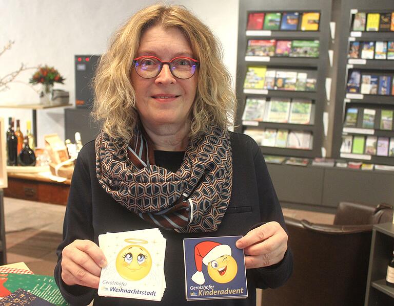 Die beiden Symbole 'Gine' (links) und 'Georg' führen durch die vorweihnachtliche Zeit, wie Beate Glotzmann vom Tourismusbüro zeigt. Die beiden Symbole 'Gine' (links) und 'Georg' führen durch die vorweihnachtliche Zeit, wie Beate Glotzmann vom Tourismusbüro zeigt.