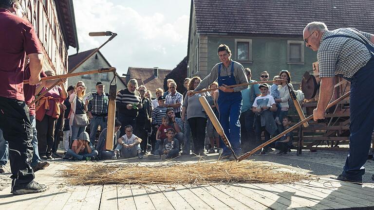 Das Kirchenburgmuseum Mönchsondheim ruft mit seinen Gebäuden und Festen das Leben vergangener Zeiten in Erinnerung. Das Kirchenburgmuseum Mönchsondheim ruft mit seinen Gebäuden und Festen das Leben vergangener Zeiten in Erinnerung.