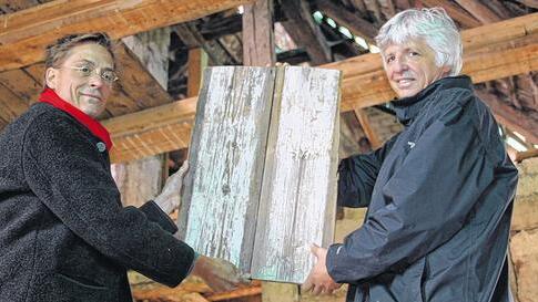 Glücksfund: Dieter Gottschalk (links) und Museumsleiter Herbert May halten die Bretter des Tonnengewölbes aneinander, die den Betsaal der Synagoge überspannten. Lange Zeit rätselten die beiden, wo diese Bretter abgeblieben sind. Beim Umbau der Synagoge zum Bauernhaus wurden sie in die Zwischendecke eingebaut und jetzt wieder gefunden.