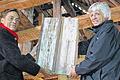 Glücksfund: Dieter Gottschalk (links) und Museumsleiter Herbert May halten die Bretter des Tonnengewölbes aneinander, die den Betsaal der Synagoge überspannten. Lange Zeit rätselten die beiden, wo diese Bretter abgeblieben sind. Beim Umbau der Synagoge zum Bauernhaus wurden sie in die Zwischendecke eingebaut und jetzt wieder gefunden.