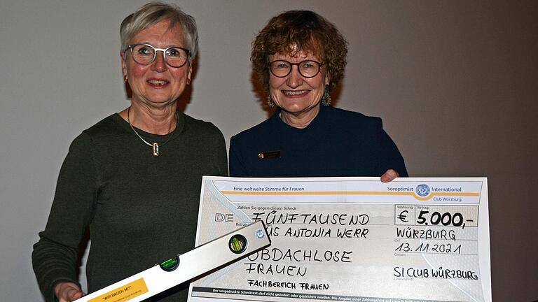 Die Vizevorsitzende des Frauenclubs Soroptimist International Marlene Lauter (rechts) übergibt 5000 Euro an den Fachbereich Frauen des Antonia-Werr-Hauses, vertreten durch Karoline Herbert.