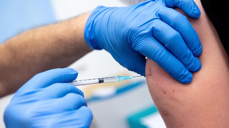 Im Gesundheitswesen gilt seit März die Impfpflicht gegen Corona: Doch nicht alle Arbeitnehmerinnen und Arbeitnehmer wollen dieser folgen. Im Gesundheitswesen gilt seit März die Impfpflicht gegen Corona: Doch nicht alle Arbeitnehmerinnen und Arbeitnehmer wollen dieser folgen.