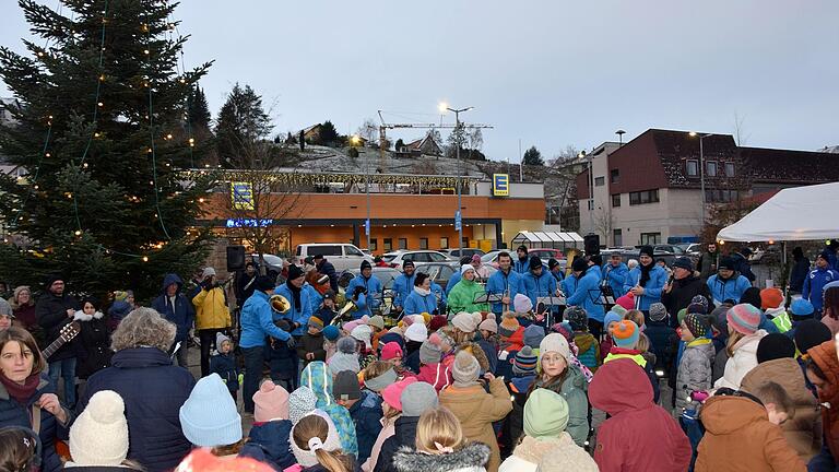 Viele große und kleine Zellerinnen und Zeller kamen zur Neuen Mitte Zell