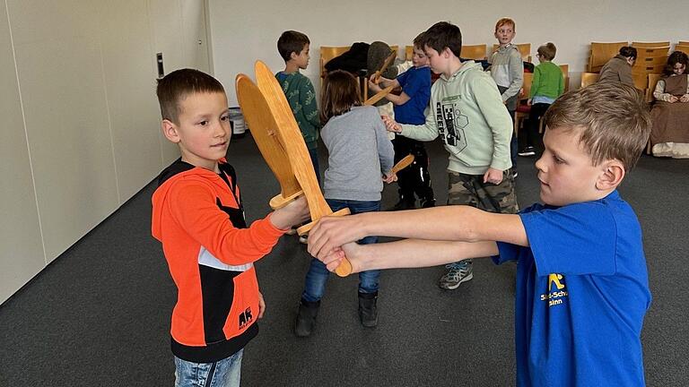 Sinngrundschüler auf mittelalterlichen Spuren auf der Burg Rieneck. Sinngrundschüler auf mittelalterlichen Spuren auf der Burg Rieneck.