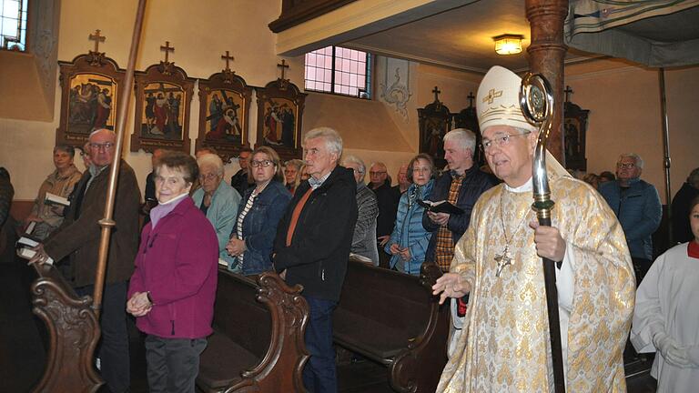 Die Festpredigt bei der 125. Wallfahrt hielt Erzbischof em. Ludwig Schick, im Bild beim Einzug in die Kirche.
