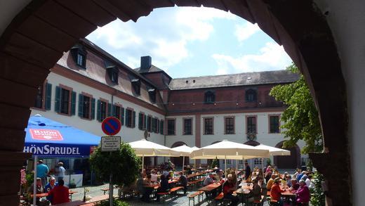 Hofschoppenfest       -  Klein, aber fein: Das Hofschoppenfest im Innenhof des Roten Schlosses in Hammelburg. Das Gewölbe darunter ist der drittgrößte Weinkeller im Frankenland.