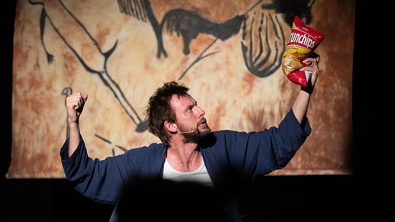 In dem Ein-Mann-Stück „Cavemann. Du sammeln, ich jagen!“ schlüpft Holger Dexne im Würzburger Bockshorn in die Rolle von Tom. Dieser wurde von seiner Frau vor die Tür gesetzt und versucht zu ergründen, was eigentlich immer schief läuft zwischen Männern und Frauen.