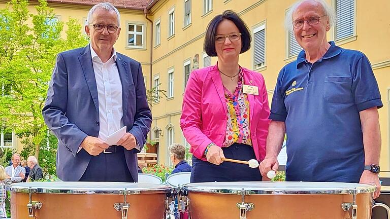 Benefizkonzert im Innenhof der St.-Ursula-Schule in Würzburg zugunsten des solidarischen Musikschulvereins WiMu (von links): Ekkehard Schippers, Pastpräsident des RC Würzburg-Residenz, Daniela Singer, Governor des Distrikts 1950, und Bernd Kremling, Präsident und Schlagzeuger. Benefizkonzert im Innenhof der St.-Ursula-Schule in Würzburg zugunsten des solidarischen Musikschulvereins WiMu (von links): Ekkehard Schippers, Pastpräsident des RC Würzburg-Residenz, Daniela Singer, Governor des Distrikts 1950, und Bernd Kremling, Präsident und Schlagzeuger.