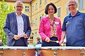 Benefizkonzert im Innenhof der St.-Ursula-Schule in Würzburg zugunsten des solidarischen Musikschulvereins WiMu (von links): Ekkehard Schippers, Pastpräsident des RC Würzburg-Residenz, Daniela Singer, Governor des Distrikts 1950, und Bernd Kremling, Präsident und Schlagzeuger.