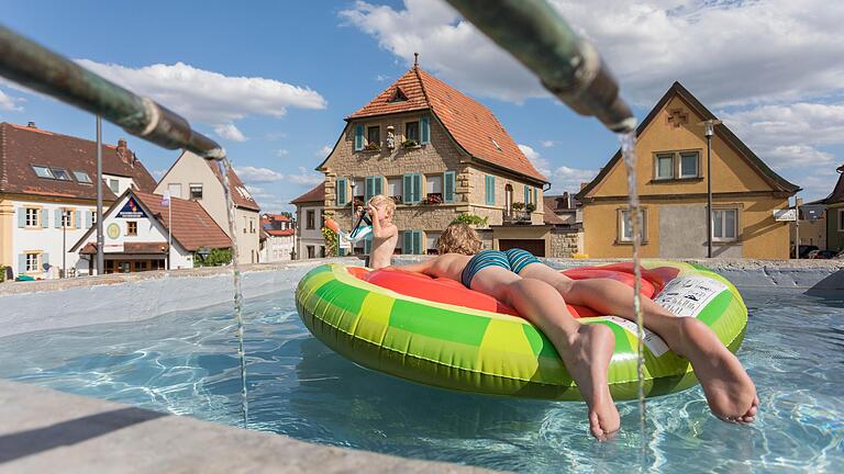 Nach der Sanierung soll das Volkacher Freibad möglichst viele Menschen anlocken. Ob diese zwei Brüder (Archivbild) dann trotzdem noch den Escherndorfer Dorfbrunnen bevorzugen?