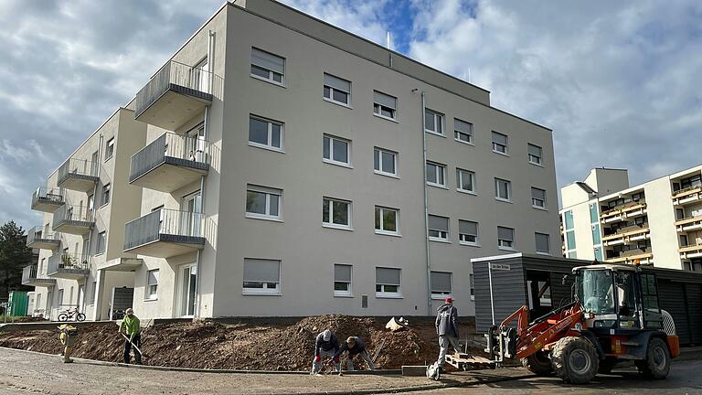 Außengelände im Endspurt: Sind die Randsteine gesetzt, wird der Außerbereich rund um den Neubau an den Birken wieder mit Mutterboden aufgefüllt, es werden Bäume gepflanzt und die Terrassen bekommen eine Sichtschutzbepflanzung. Außengelände im Endspurt: Sind die Randsteine gesetzt, wird der Außerbereich rund um den Neubau an den Birken wieder mit Mutterboden aufgefüllt, es werden Bäume gepflanzt und die Terrassen bekommen eine Sichtschutzbepflanzung. 