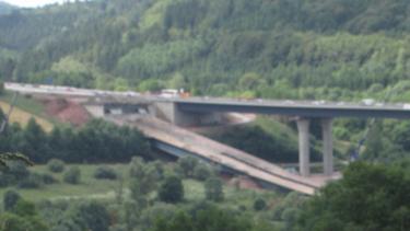 gesprengte Sinntalbücke       -  Die gesprengte Brücke neben der neuen Sinntalbrücke in der Rhön.