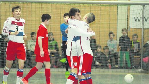 Erneut jubelt der FC Bayern München in Dettelbach: Die U16 des Rekordmeisters verteidigte den Norit-Cup in der Maintalhalle durch einen Finalsieg gegen Mainz 05. Hier freuen sich (von rechts.) Elias Kolllmann, Meitan Shabani und Manuel Wintzheimer.