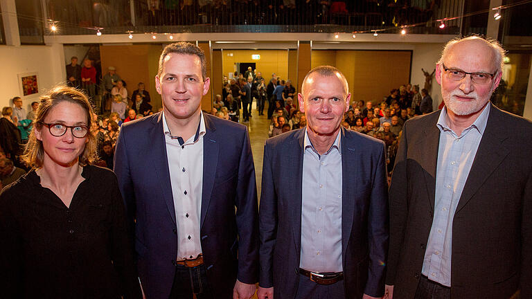 Podiumsdiskussion zur Bürgermeisterwahl in Marktheidenfeld am 28.01.2020 im Pfarrheim. Im Bild von links: Moderator Joachim Spies, Bürgermeisterkandidaten  Holger Seidel, Thomas Stamm und Moderatorin Lucia Lenzen.