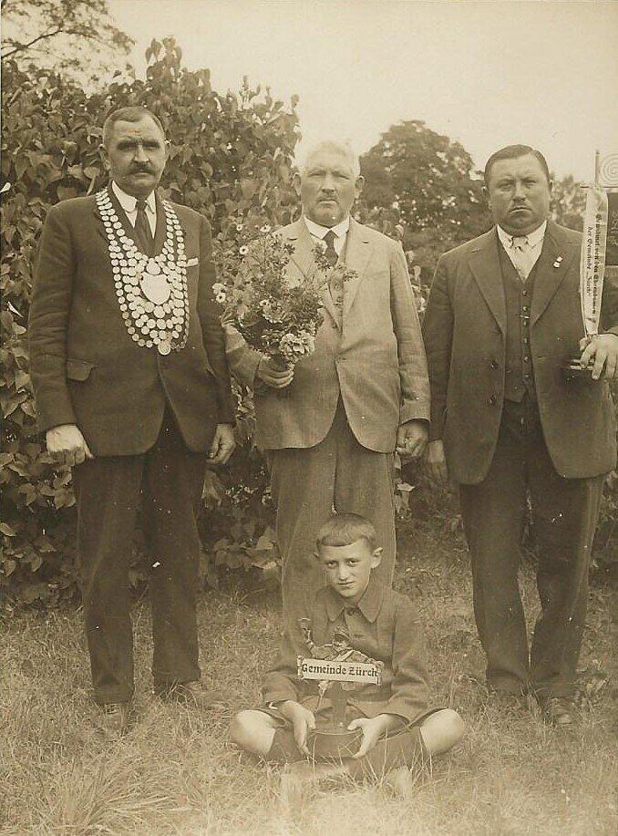 Wahrscheinlich hat es etwas gedauert, bis das 'Vögelchen' des Fotografen kam. Anders ist kaum zu erklären, warum die Honoratioren auf diesem Bild alle so ernste Gesichter machen.