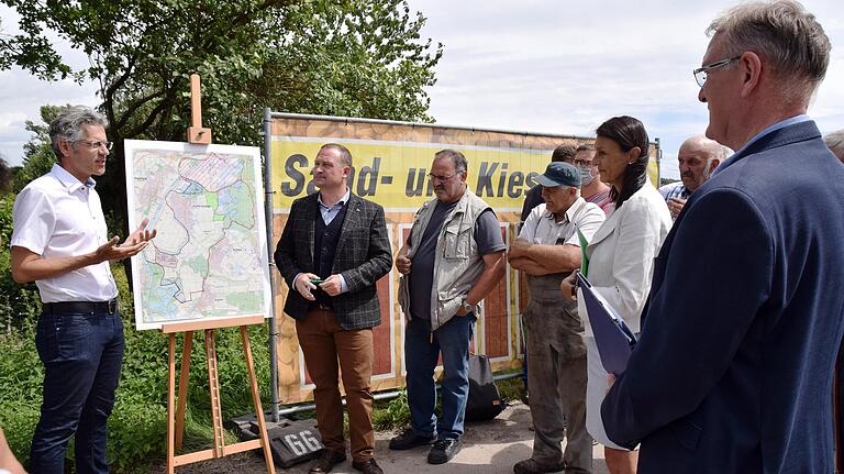 Vor Ort verschafften sich die Berichterstatter des Petititionsausschusses, die Landtagsabgeordneten Berthold Rüth (rechts) und Anne Franke (daneben) ein Bild vom geplanten Kiesabbau der Firma Glöckle bei Grafenrheinfeld. Dabei waren unter anderem Bürgermeister Christian Keller (zweiter von links) und Oliver Weidlich (links) von der Regierung von Unterfranken. Vor Ort verschafften sich die Berichterstatter des Petititionsausschusses, die Landtagsabgeordneten Berthold Rüth (rechts) und Anne Franke (daneben) ein Bild vom geplanten Kiesabbau der Firma Glöckle bei Grafenrheinfeld. Dabei waren unter anderem Bürgermeister Christian Keller (zweiter von links) und Oliver Weidlich (links) von der Regierung von Unterfranken.