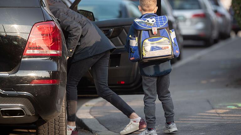 Unzählige Kinder in Deutschland werden Tag für Tag von ihren Eltern mit dem Auto zur Schule gebracht. Ein Komfort, der zahlreiche Schattenseiten hat. (Symbolbild)