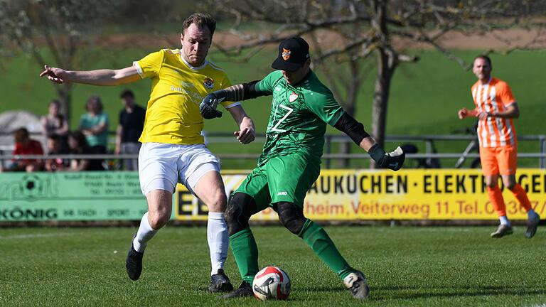 Egenhausens Patrick Bonengel (links) stürmt auf SVS-Keeper Matthias Schaar zu.