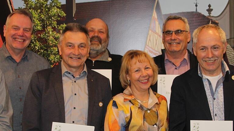 Vorsitzender Alexander Schaupp (links) dankte den Mitgliedern für 50 Jahre Treue zum Verein. Von links: Reiner Heid, Willibald Kippes, Hans-Jürgen Pfülb, Isolde Winkler, Matthias Stöth, Karl Wahler und Berthold Volpert. - Vorsitzender Alexander Schaupp (links) dankte den Mitgliedern für 50 Jahre Treue zum Verein. Von links: Reiner Heid, Willibald Kippes, Hans-Jürgen Pfülb, Isolde Winkler, Matthias Stöth, Karl Wahler und Berthold Volpert. Vorsitzender Alexander Schaupp (links) dankte den Mitgliedern für 50 Jahre Treue zum Verein. Von links: Reiner Heid, Willibald Kippes, Hans-Jürgen Pfülb, Isolde Winkler, Matthias Stöth, Karl Wahler und Berthold Volpert. - Vorsitzender Alexander Schaupp (links) dankte den Mitgliedern für 50 Jahre Treue zum Verein. Von links: Reiner Heid, Willibald Kippes, Hans-Jürgen Pfülb, Isolde Winkler, Matthias Stöth, Karl Wahler und Berthold Volpert.