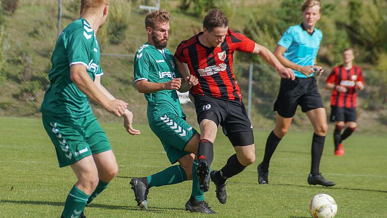 Mathias Leichts (links) Rückwechsel von Herbstadt zum TSV Großbardorf tut den Einen gut, den Anderen fehlt er. In dieser Szene duelliert er sich mit Sebastian Jucht.