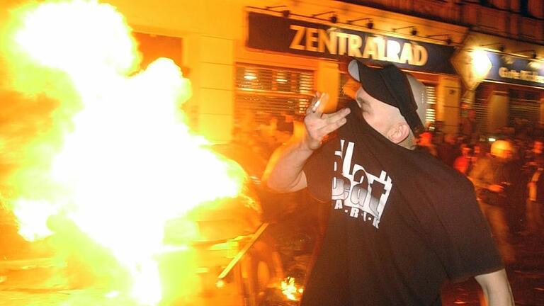 Berlin - Mai-Krawalle.jpeg       -  Ein Jugendlicher zieht sich während der Krawalle zum 1. Mai im Stadtbezirk Kreuzberg in Berlin sein T-Shirt übers Gesicht. Solche Szenen könnte es in diesem Jahr wieder öfter geben.