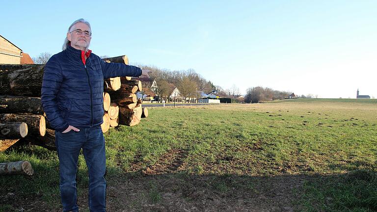 Sulzheims Bürgermeister Jürgen Schwab freut sich, dass die Gemeinde 2024 Bauwilligen Grundstücke anbieten kann. In Vögnitz südwestlich der Hauptstraße werden zunächst sechs Bauplätze erschlossen. Sulzheims Bürgermeister Jürgen Schwab freut sich, dass die Gemeinde 2024 Bauwilligen Grundstücke anbieten kann. In Vögnitz südwestlich der Hauptstraße werden zunächst sechs Bauplätze erschlossen.