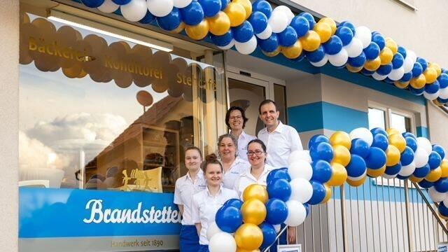 Christian Englert feierte gemeinsam mit seinen Mitarbeiterinnen die Eröffnung der neuen Filiale des Marktcafés Brandstetter in Kist.&nbsp;