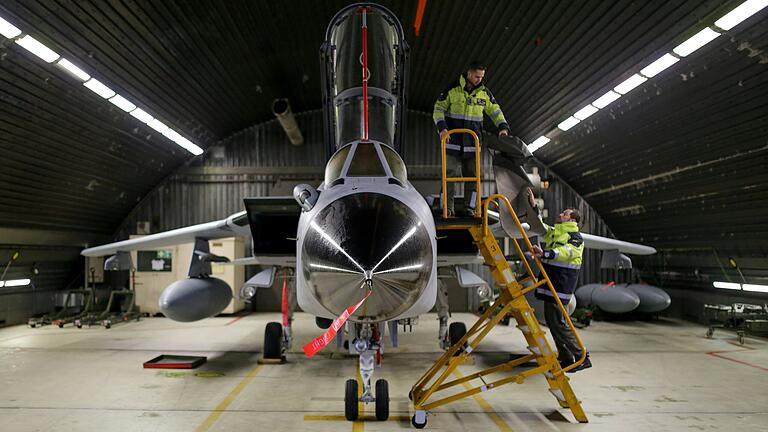 Techniker kontrollieren auf dem Fliegerhorst in Jagel ein Tornado-Aufklärungsflugzeug.