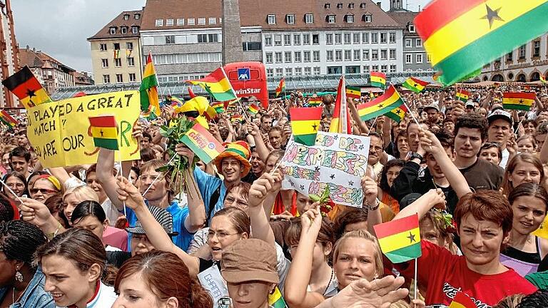 Ghana Abschied       -  Groß war die Begeisterung in Würzburg während der Fußball-Weltmeisterschaft 2006: Unser Bild entstand beim Abschiedsempfang auf dem Marktplatz für Ghanas Team nach dem Aus im Achtelfinale gegen Brasilien.