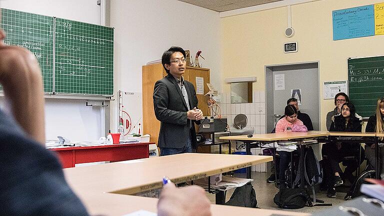 Im Rahmen der Web Week führen der Stadtjugendring und Anwalt Chan-jo Jun einen Workshop zum Thema Cybermobbing und Sexting an der Mittelschule Zellerau durch. Jun brachte den Schülern näher, was das Erzeugen, Erhalten und Verbreiten von beispielsweise Nacktfotos eines Kindes oder Jugendlichen für rechtliche Folgen haben kann.