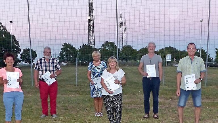 Ehrungen für über 40 Jahre Mitgliedschaft im FC 'Frankonia' Eltingshausen. Fotos: Hans-Peter Hepp       -  Ehrungen für über 40 Jahre Mitgliedschaft im FC 'Frankonia' Eltingshausen. Fotos: Hans-Peter Hepp