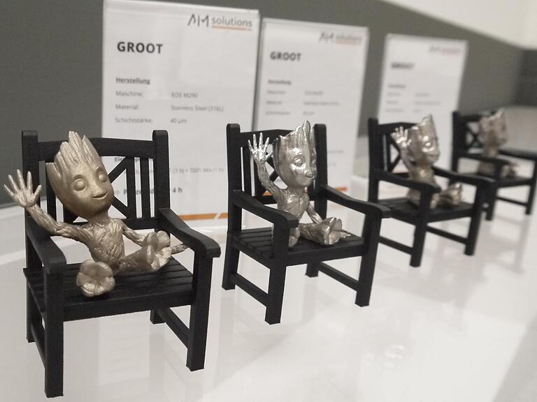 Mithilfe der Marvel-Figur 'Groot' zeigt 'AM Solutions' unterschiedliche Nachbearbeitungen 3D-gedruckter Bauteile auf.