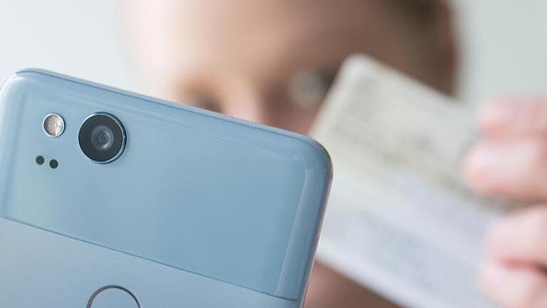 Mit dem elektronischen Personalausweis können Bürger auch online ihre Identität bestätigen. Unternehmen brauchen dafür eine spezielle Berechtigung. Foto: Andrea Warnecke/dpa-tmn       -  Mit dem elektronischen Personalausweis können Bürger auch online ihre Identität bestätigen.