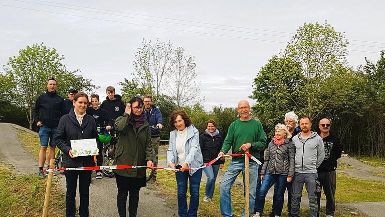 Bei der offiziellen Eröffnung (von links): Allianz-Managerin Verena Mörsner, Landschaftsarchitektin Franziska Liebig, Bürgermeisterin Ursula Engert sowie Andreas Öchsner von 'Pflanze und Garten'.