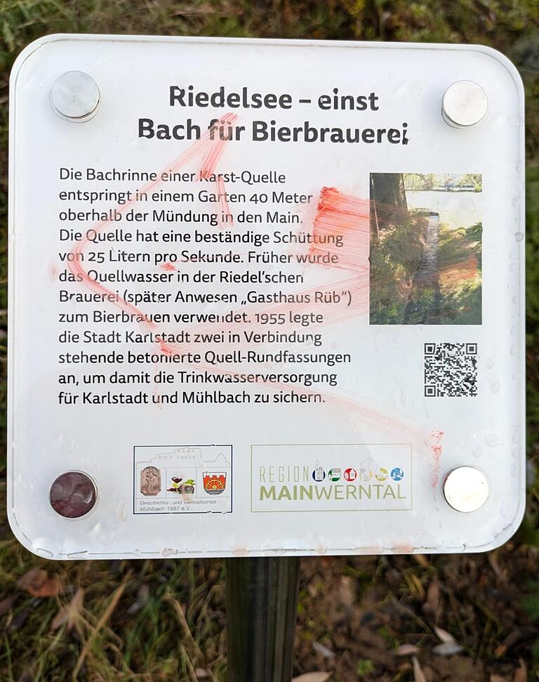 Unbekannte beschmierten die vor wenigen Tagen aufgestellte Info-Tafel und beschädigten das tragende Edelstahlrohr an der Mündung des Riedelseebaches am Mainradweg.