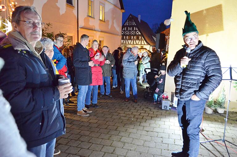 Zum Auftakt luden Bernd und Kerstin Wolf im Namen des VGL Grettstadt in den Weihnachtshof ein, wo 'Elvis' Holger Kresse gastierte und auch Promis die Gelegenheit zu Gesprächen nutzten. Zum Auftakt luden Bernd und Kerstin Wolf im Namen des VGL Grettstadt in den Weihnachtshof ein, wo 'Elvis' Holger Kresse gastierte und auch Promis die Gelegenheit zu Gesprächen nutzten.