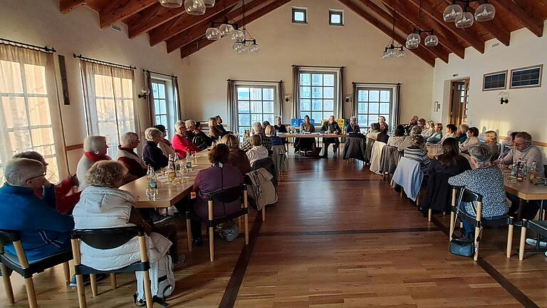 Reges Interesse bei der Mitgliederversammlung des Hospizverein Rhön-Grabfeld.