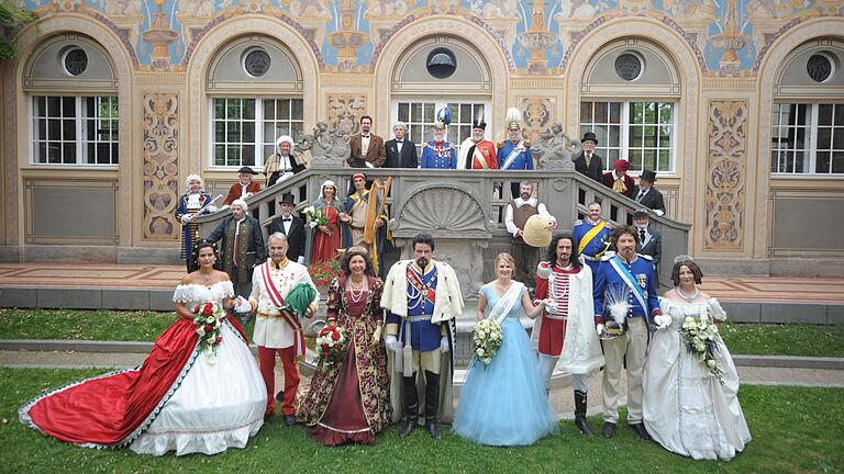 Gruppenbild im Schmuckhof: Die Historischen Persönlichkeiten des Rakoczyfests. Gruppenbild im Schmuckhof: Die Historischen Persönlichkeiten des Rakoczyfests.