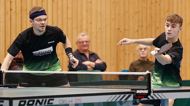 Daniel Geist (links) und Konrad Haase vom SB Versbach gewinnen ihr Doppel gegen den TTC Kist. Auch im Rückspiel in der Tischtennis-Regionalliga Süd behielt der Sportbund in eigener Halle im Derby die Oberhand.