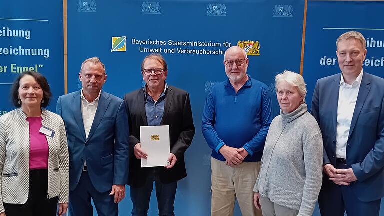 Mit dem „Grünen Engel“ wurde Heinz Scheid aus Karlburg (Dritter von links) ausgezeichnet. Es gratulierten: (von links) zweite Bürgermeisterin Martha Bolkart-Mühlrath, Umweltminister Thorsten Glauber, Monika und Erwin Scheiner und stellvertretender Landrat Christoph Vogel.