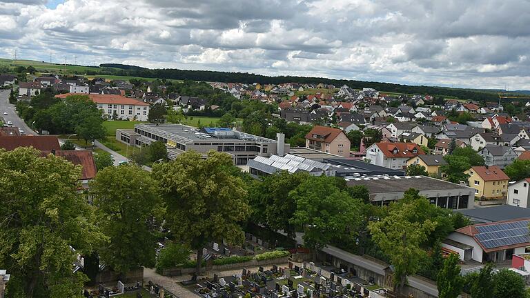 Blick vom Knetzgauer Kirchturm Richtung Westen. In der Bildmitte das Schwimmbad mit der Solaranlage auf dem Dach, die seit drei&nbsp;Jahren abgeschaltet ist.