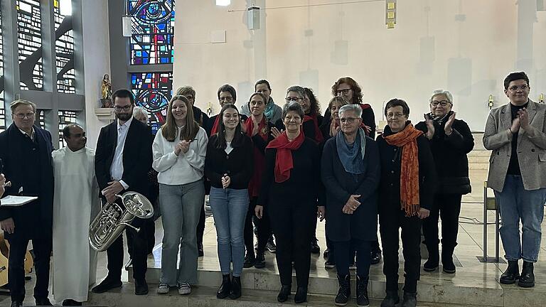 Die zahlreichen Interpretinnen und Interpreten bedankten sich herzlich für die großartige Teilnahme der zahlreichen Zuhörerinnen und Zuhörer beim vorweihnachtlichen Konzert in der St. Vitus-Kirche Wülfershausen, das in Anwesenheit von Bürgermeister Wolfgang Seifert, Bürgermeister Willi Irtel, Pater Jose und Quartiersmanagerin Nicole Köllmer-Holl stattfand. Die zahlreichen Interpretinnen und Interpreten bedankten sich herzlich für die großartige Teilnahme der zahlreichen Zuhörerinnen und Zuhörer beim vorweihnachtlichen Konzert in der St. Vitus-Kirche Wülfershausen, das in Anwesenheit von Bürgermeister Wolfgang Seifert, Bürgermeister Willi Irtel, Pater Jose und Quartiersmanagerin Nicole Köllmer-Holl stattfand.