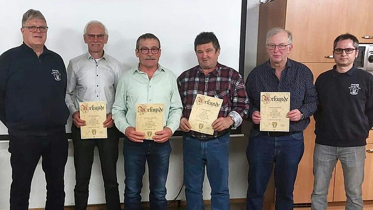 Die Geehrten (von links): 1. Vorstand Frank Seufert, Harald Schaub (50 Jahre), Günther Schwarz (50 Jahre), Georg Scheiner (40 Jahre), Jürgen Brückner (50 Jahre), 1. Kommandant Andreas Göttinger. Die Geehrten (von links): 1. Vorstand Frank Seufert, Harald Schaub (50 Jahre), Günther Schwarz (50 Jahre), Georg Scheiner (40 Jahre), Jürgen Brückner (50 Jahre), 1. Kommandant Andreas Göttinger.
