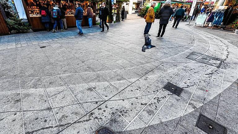 Ein Aufreger: die Reinigungsspuren und Ölflecke rund um den Weihnachtsmarkt in der Eichhornstraße. Eine Lösung des Problems ist noch nicht gefunden.